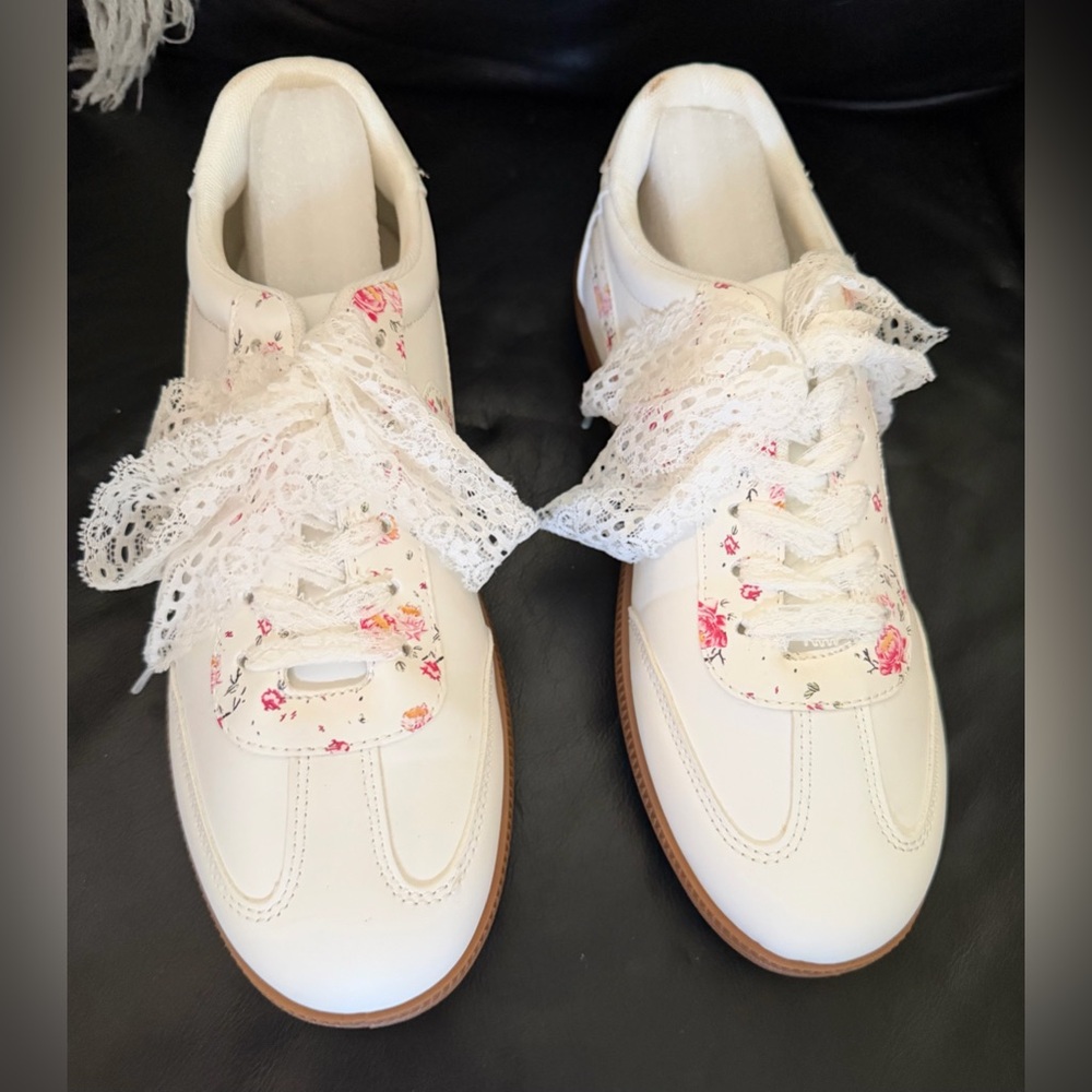 Outwoods White Floral Accent Lace-Up Sneakers. Size 10.